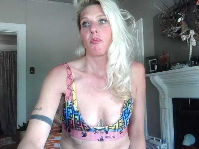 mylfGlama — I like to submit! Pre-cum, treating human beings with respect, men who wear feminist af tee shirts! I perform alone. No one else is allowed to be on cam with me!!