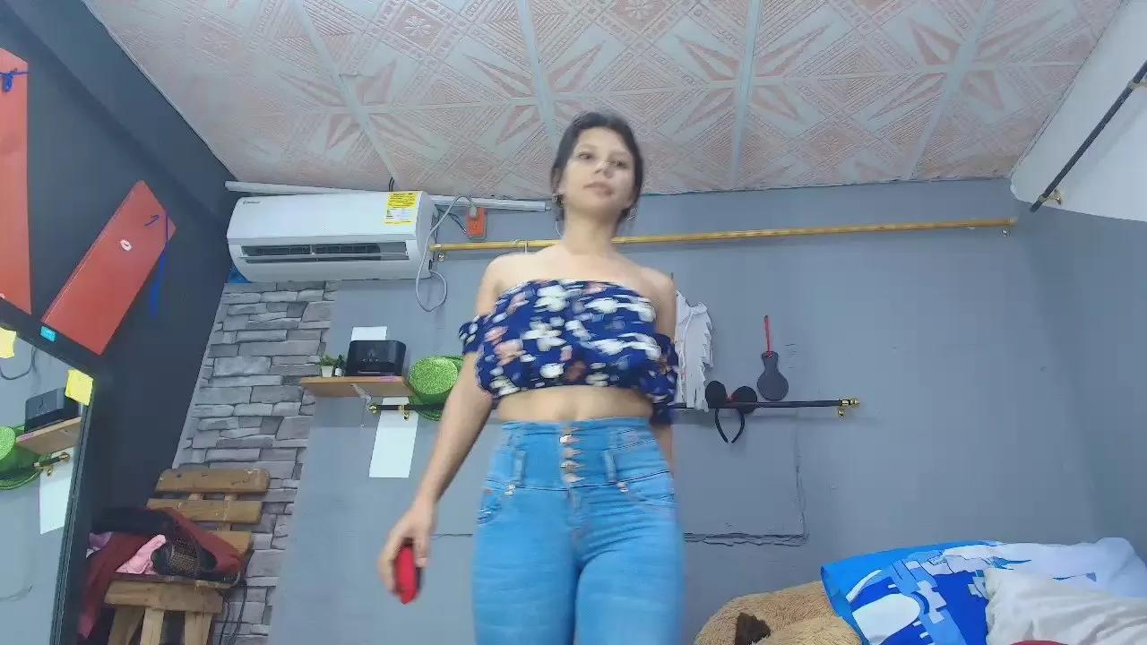 amara_roll01 on Cam4 