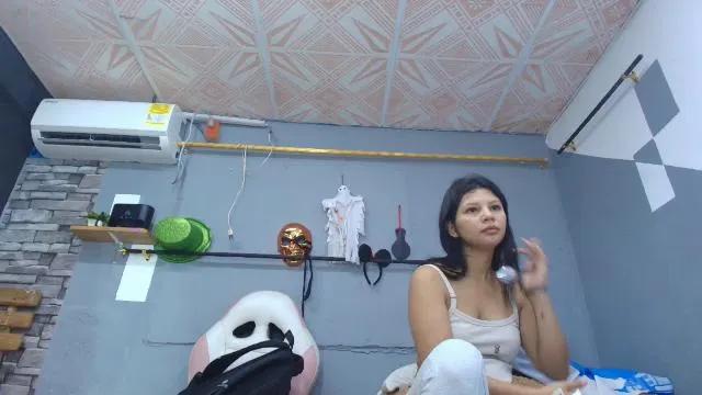 amara_roll01 on Cam4 