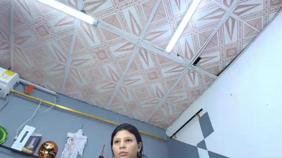 amara_roll01 on Cam4 