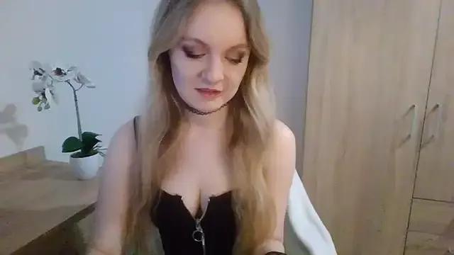 AlmaHoney on StripChat 