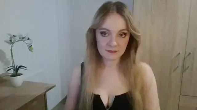 AlmaHoney on StripChat 