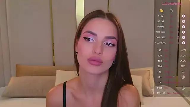 BellaHalles on StripChat 