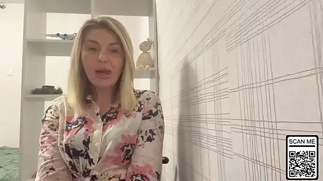 Blondie_xoxoxo — wiggle tease