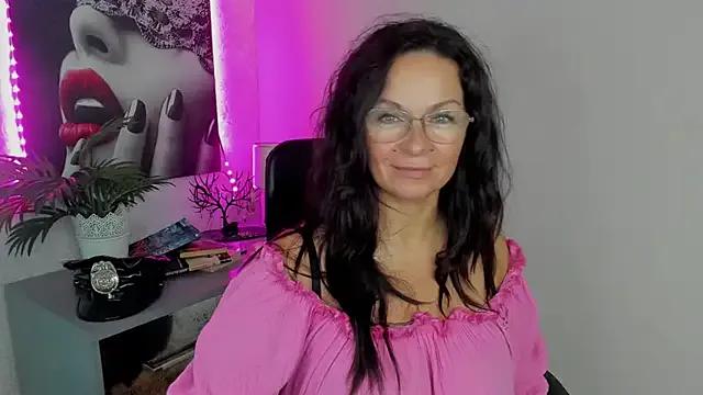 HelenLuxx on StripChat 