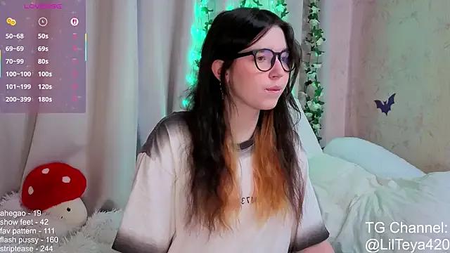 little_Teya — flash + squeeze tits