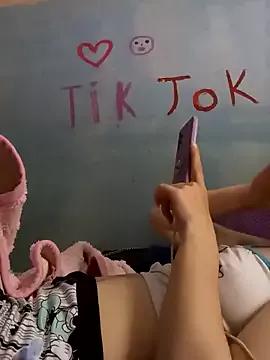 Sellena2 on StripChat 