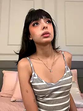 ZaraLuuv on StripChat 
