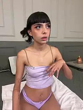 ZaraLuuv on StripChat 